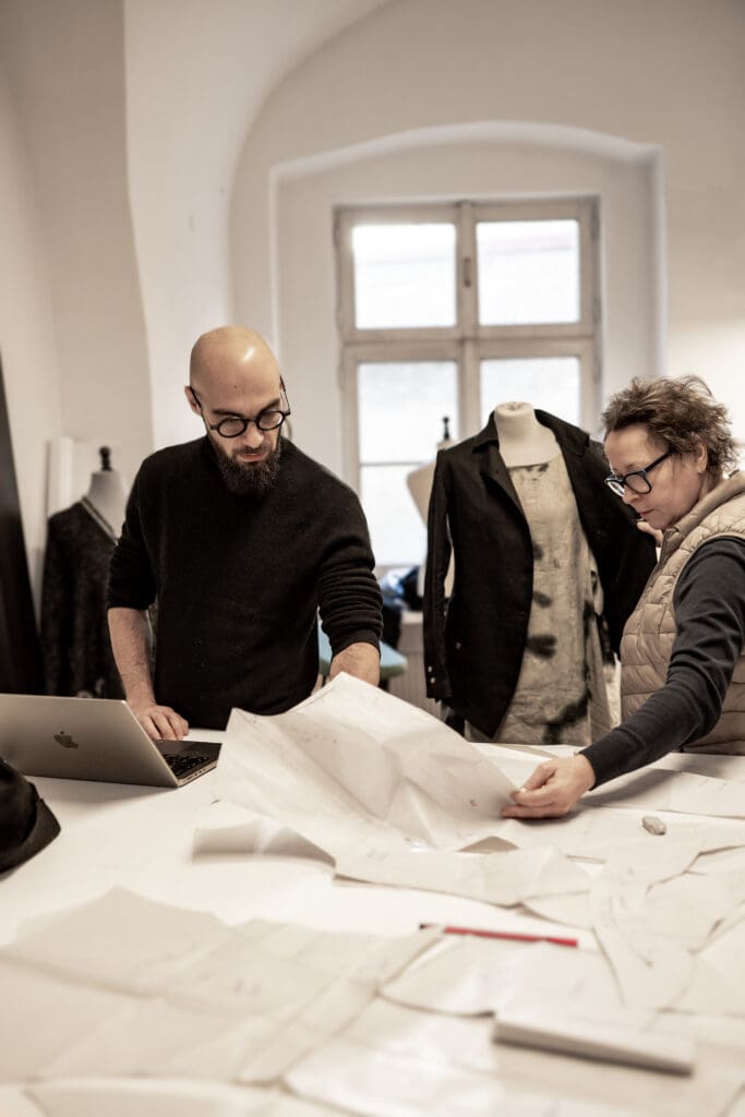 Designer Toni Woldrich und Schneidermeisterin Tatiana von eigensinnig Wien
