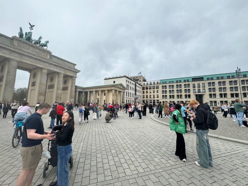 Menschen vor dem Brandenburger Tor in Berlin