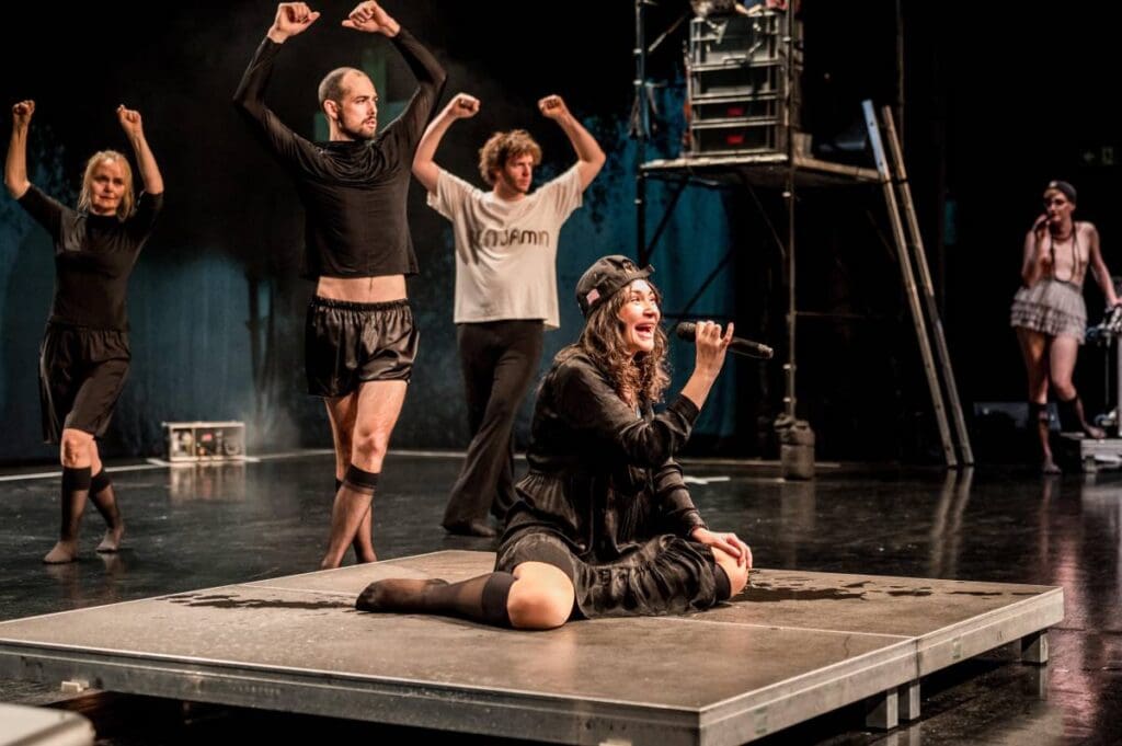 "Wir haben versagt" von Martin Gruber und dem aktionstheater ensemble