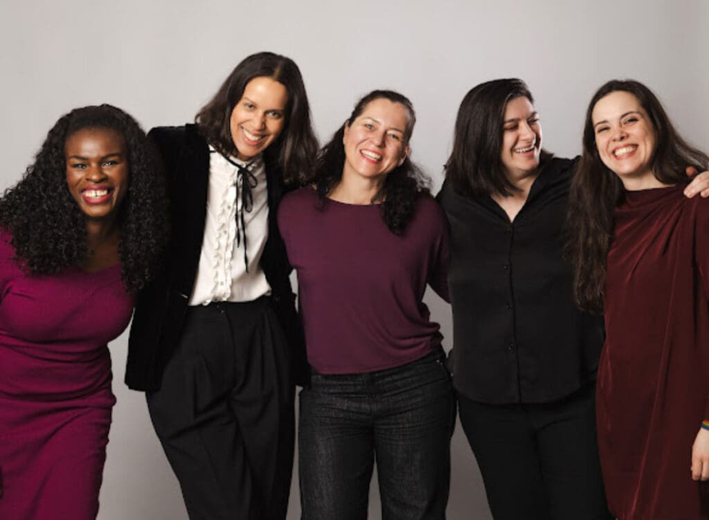 Das Team von MedInUnity: Mireille Ngosso, Danielle Diarra, Karin Kapatais, Sibel Ada, Claudia Espinoza.